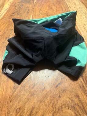 Pearl Izumi Women's SELECT Quest Padded Cycling Shorts - Black/Mint - Size L